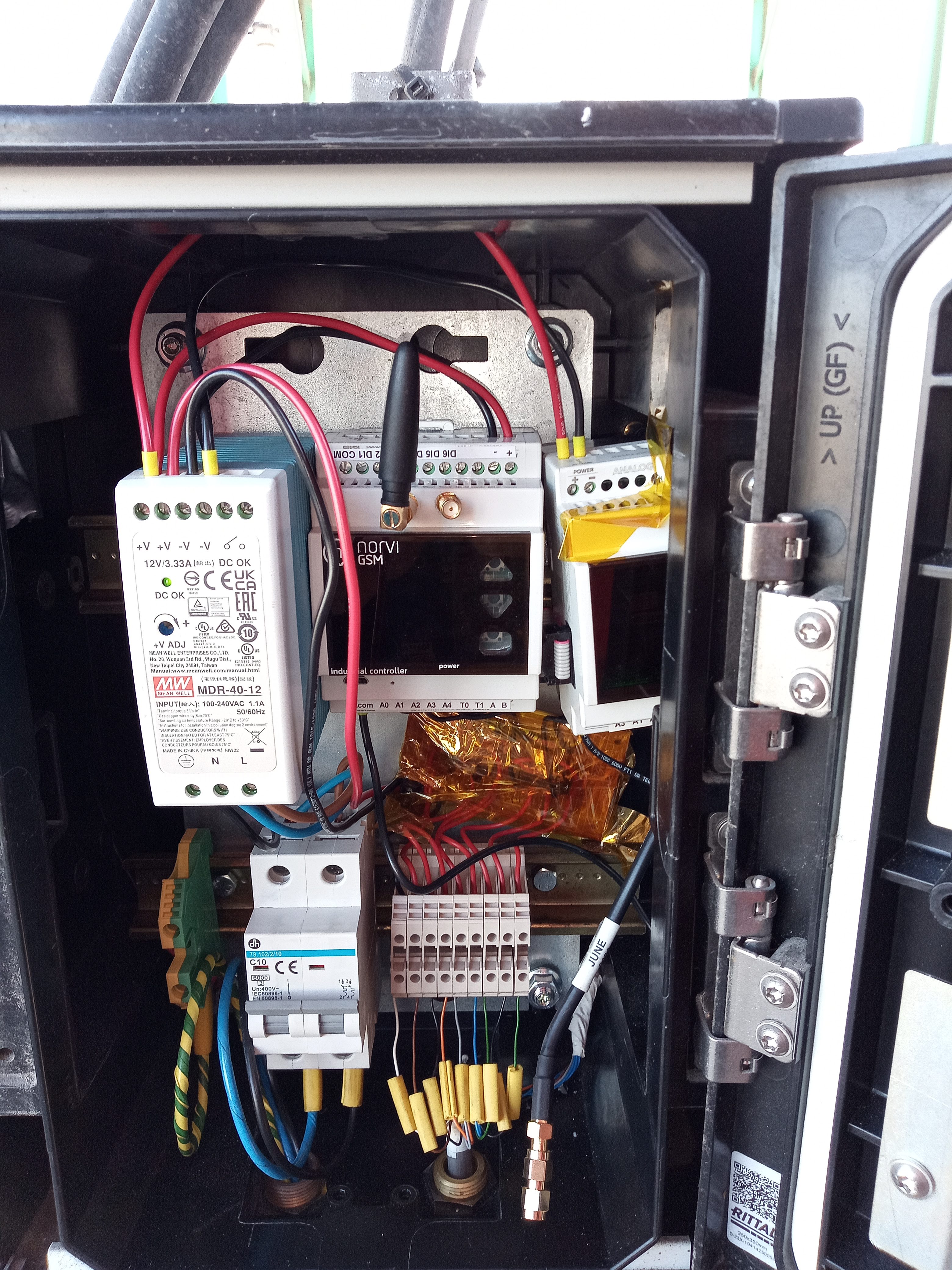 Schrank mit Steuerelektronik, Stromversorgung und Kommunikation des Qartia Überwachungssystems