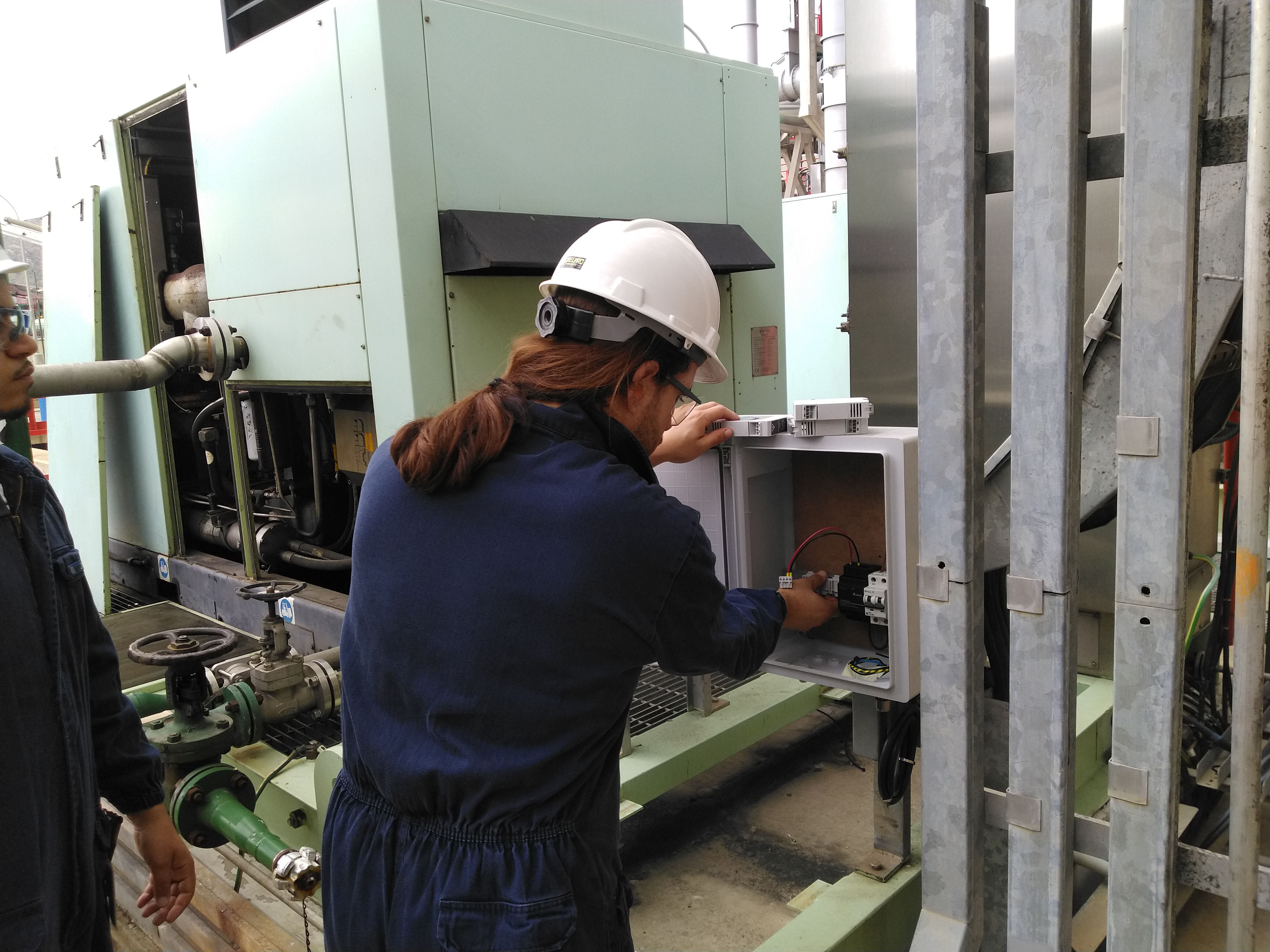Installation von Vibrationssensoren in einer Industrieanlage zur Verbesserung der OEE