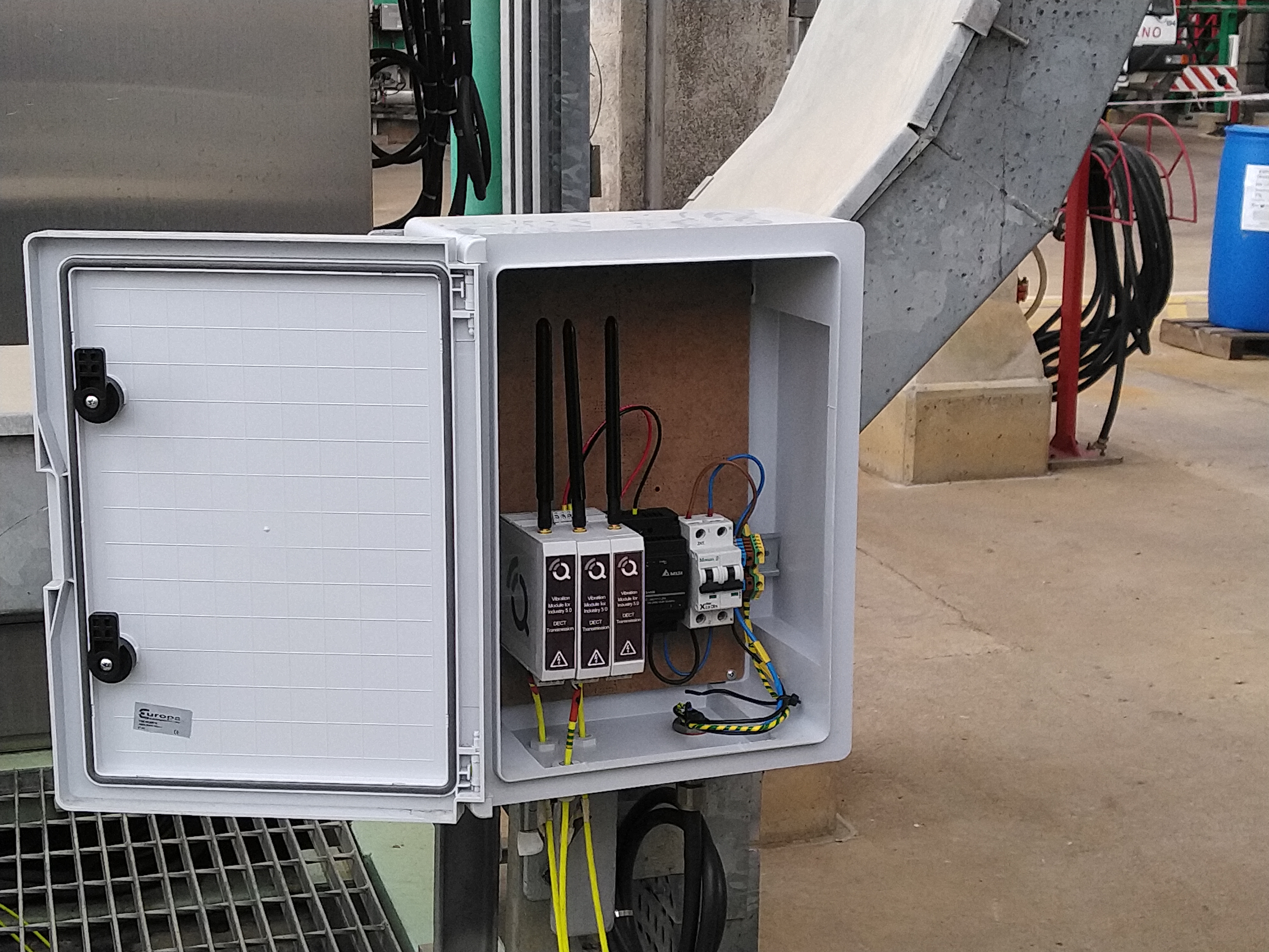 Vibrationsbox mit drei Sensoren im Einsatz in einer Industrieanlage